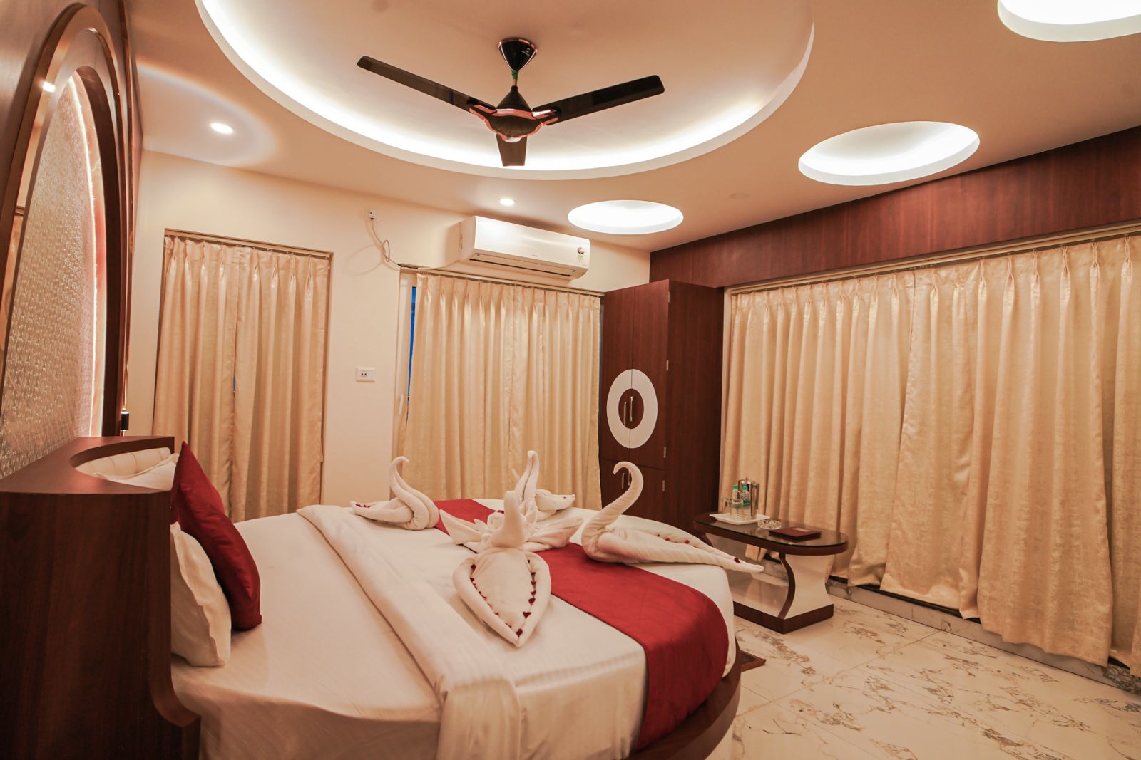 manish hotel hevens room